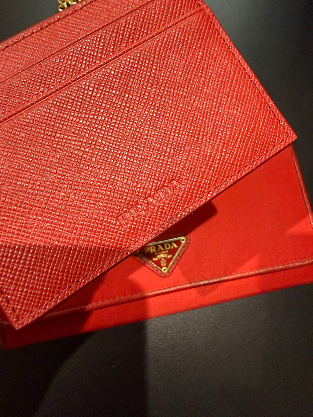Prada Wallet on Chain in Nylon Rosso con Porta Carte Coordinato