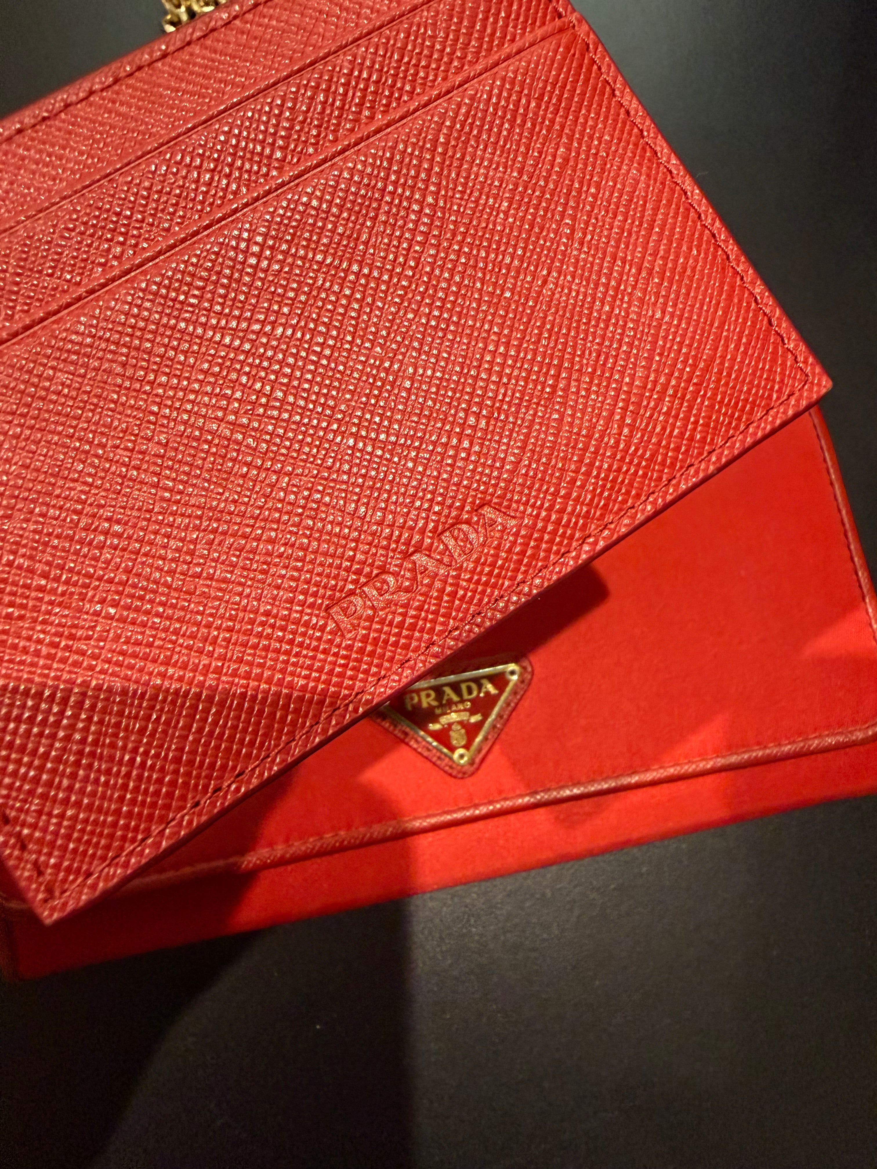 Prada Wallet on Chain in Nylon Rosso con Porta Carte Coordinato