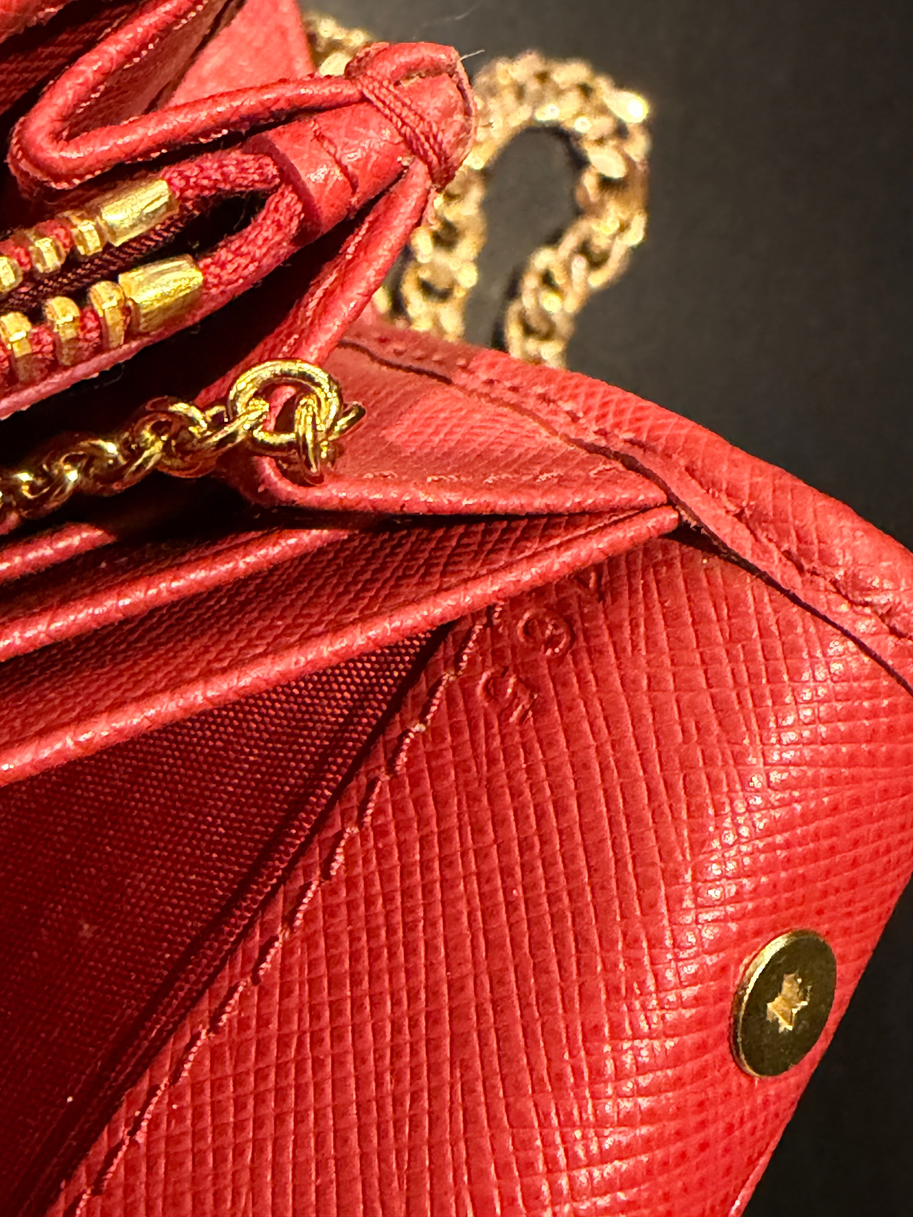 Prada Wallet on Chain in Nylon Rosso con Porta Carte Coordinato