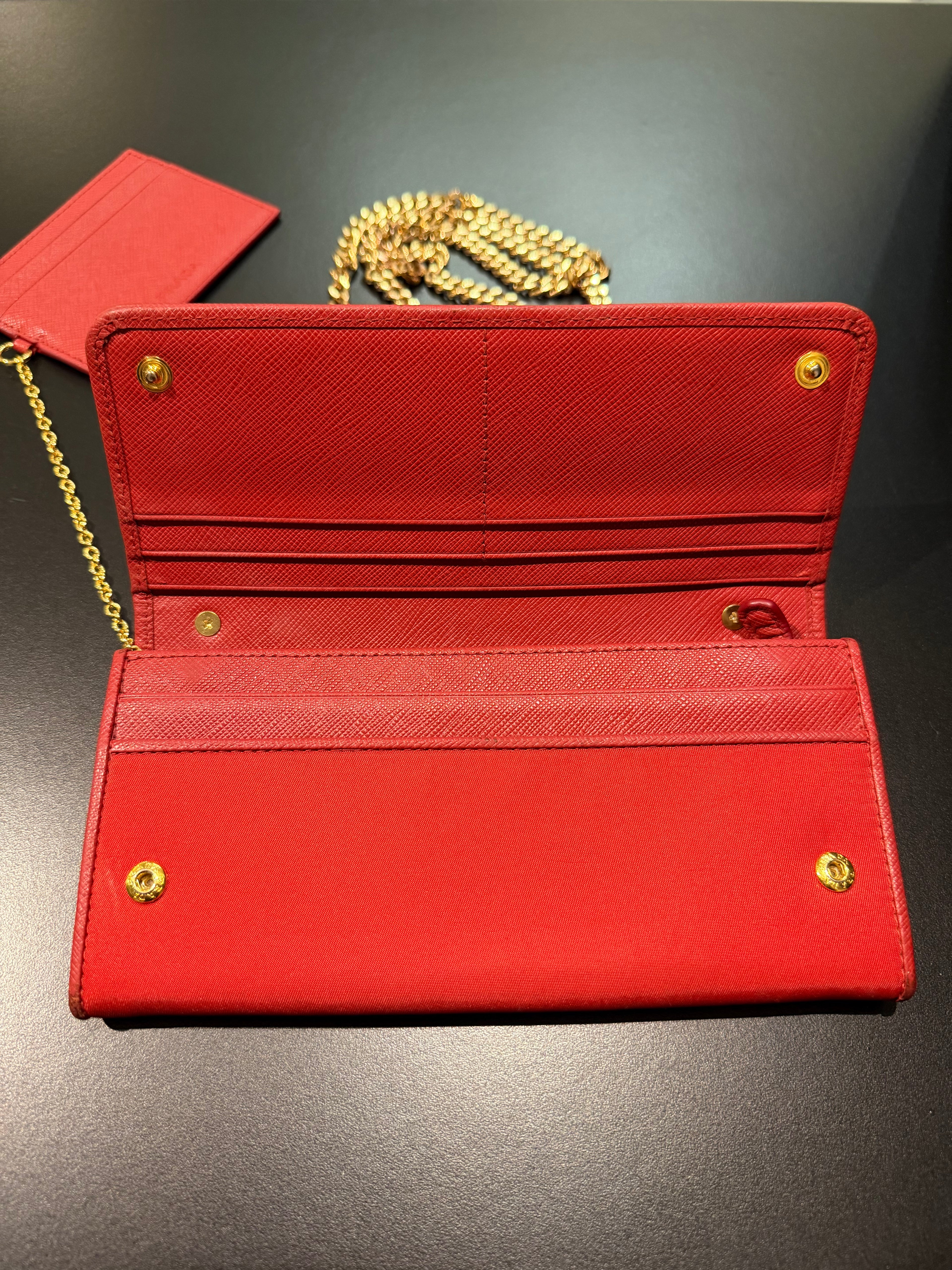 Prada Wallet on Chain in Nylon Rosso con Porta Carte Coordinato