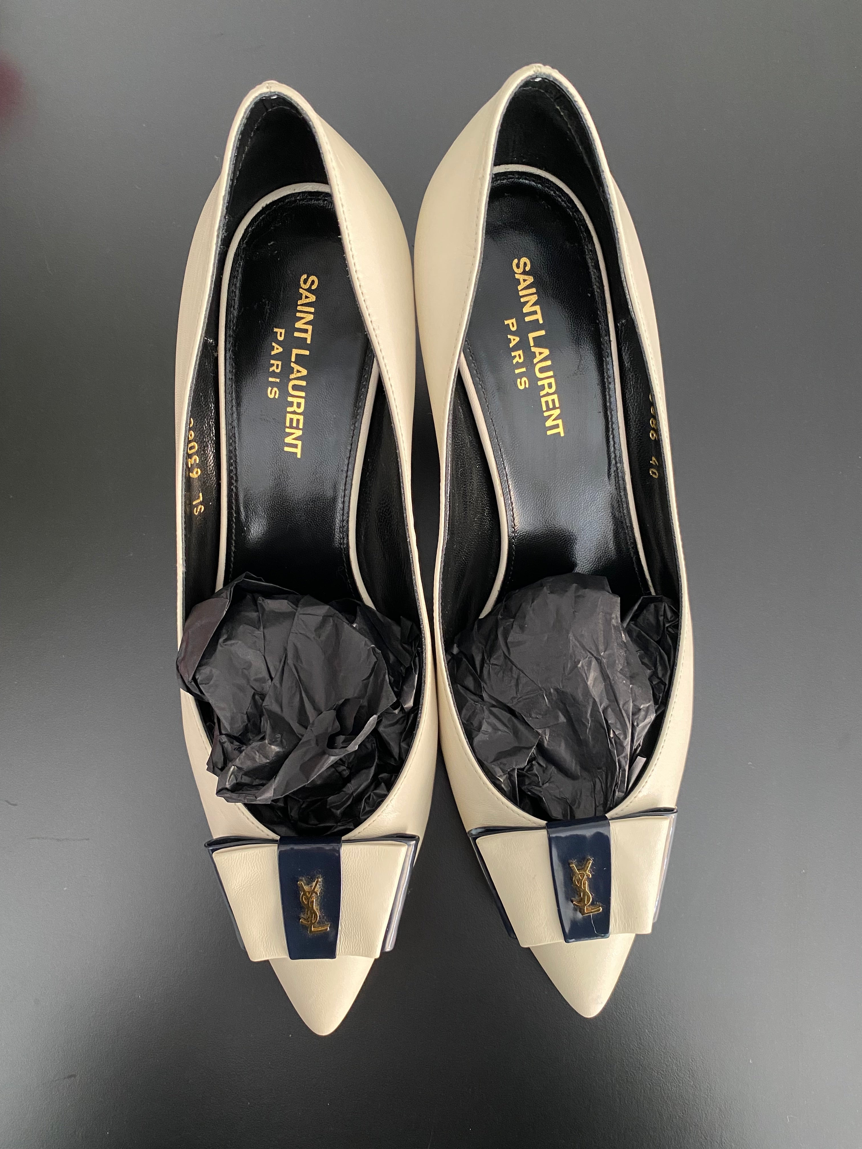 Saint Laurent Anaïs Bow Smooth Leather Pumps in Pelle Avorio – 40