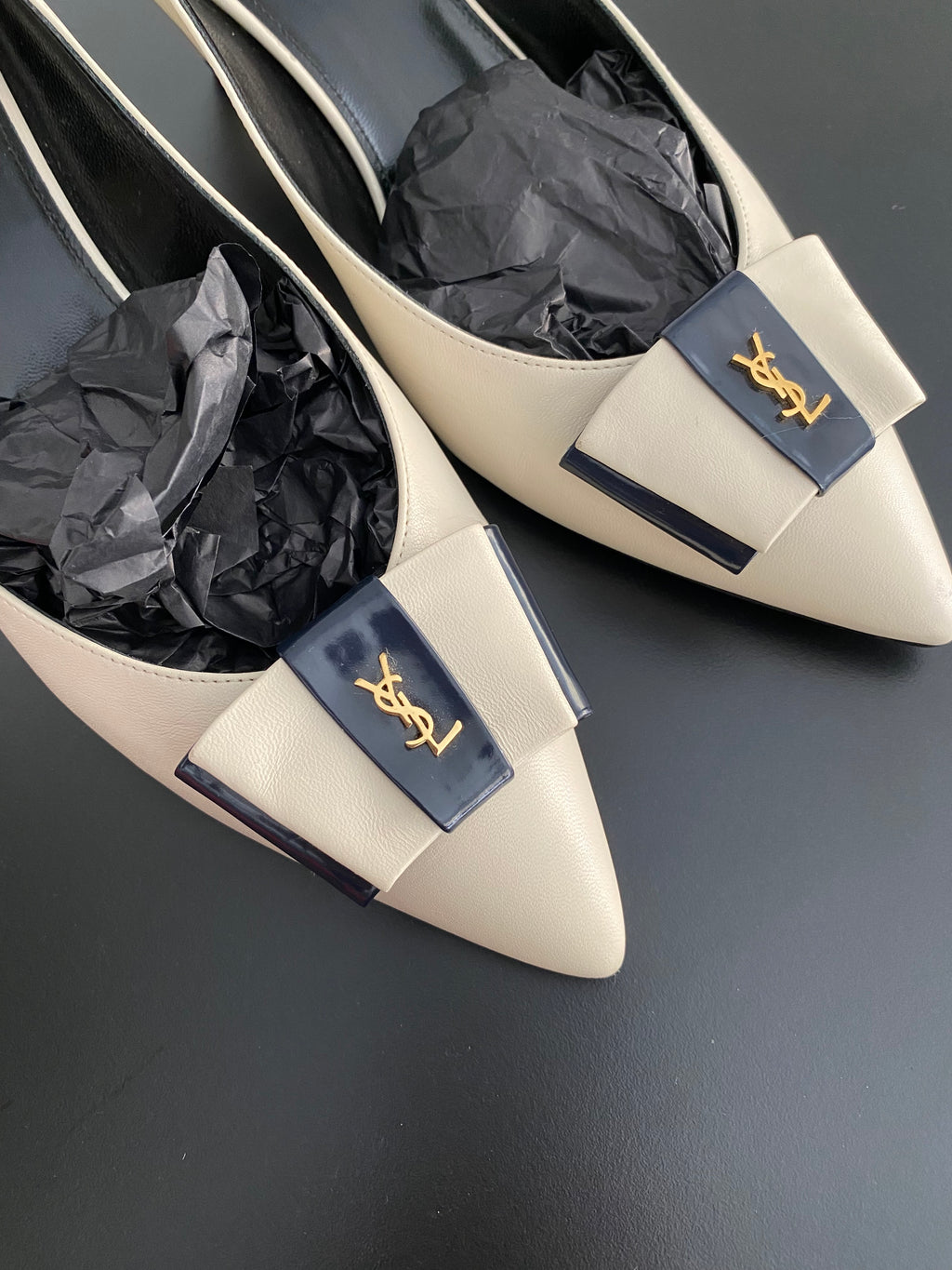 Saint Laurent Anaïs Bow Smooth Leather Pumps in Pelle Avorio – 40
