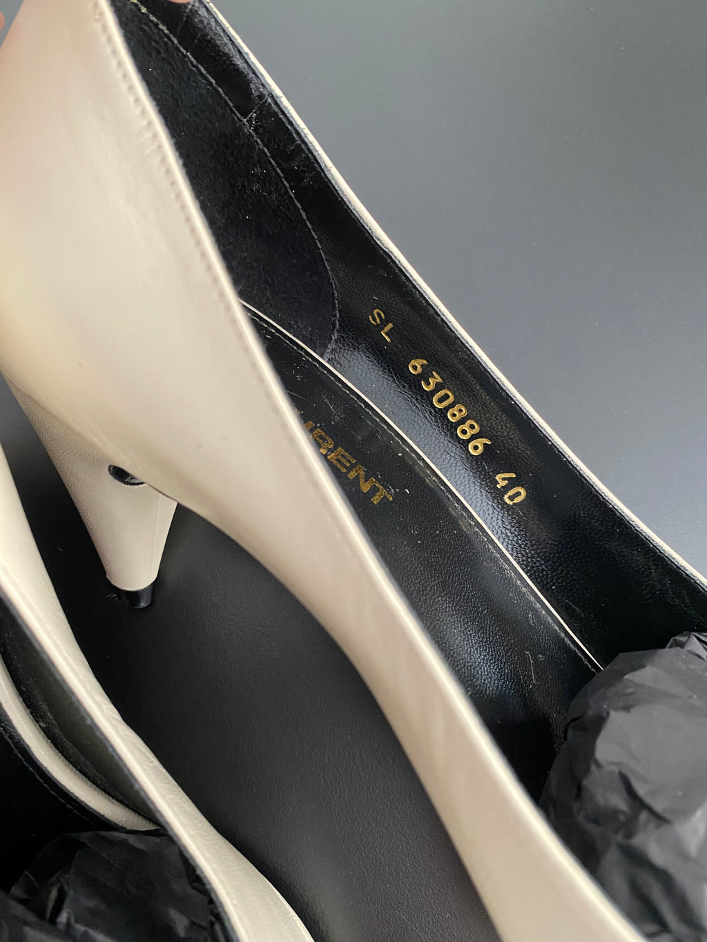 Saint Laurent Anaïs Bow Smooth Leather Pumps in Pelle Avorio – 40