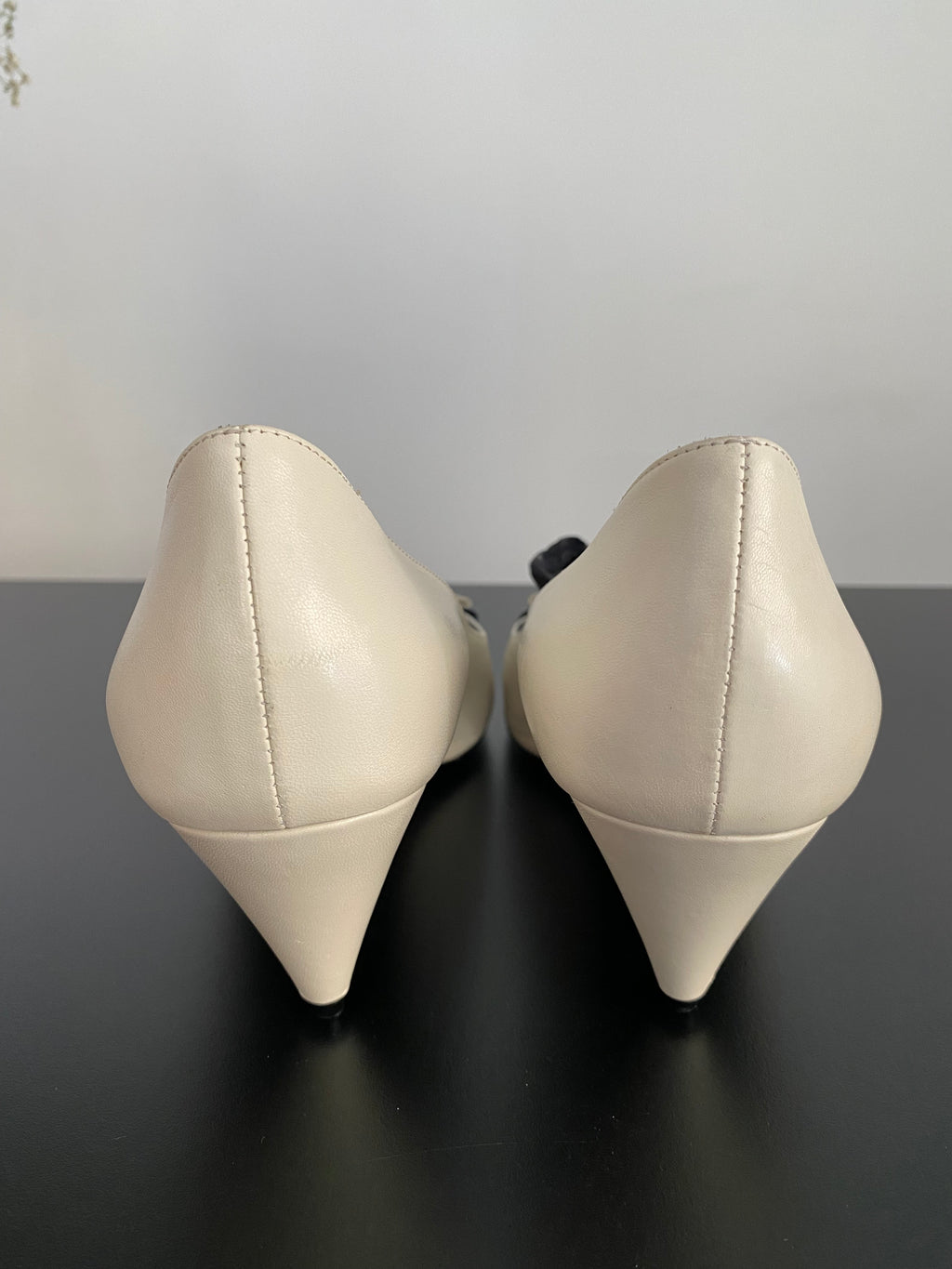 Saint Laurent Anaïs Bow Smooth Leather Pumps in Pelle Avorio – 40