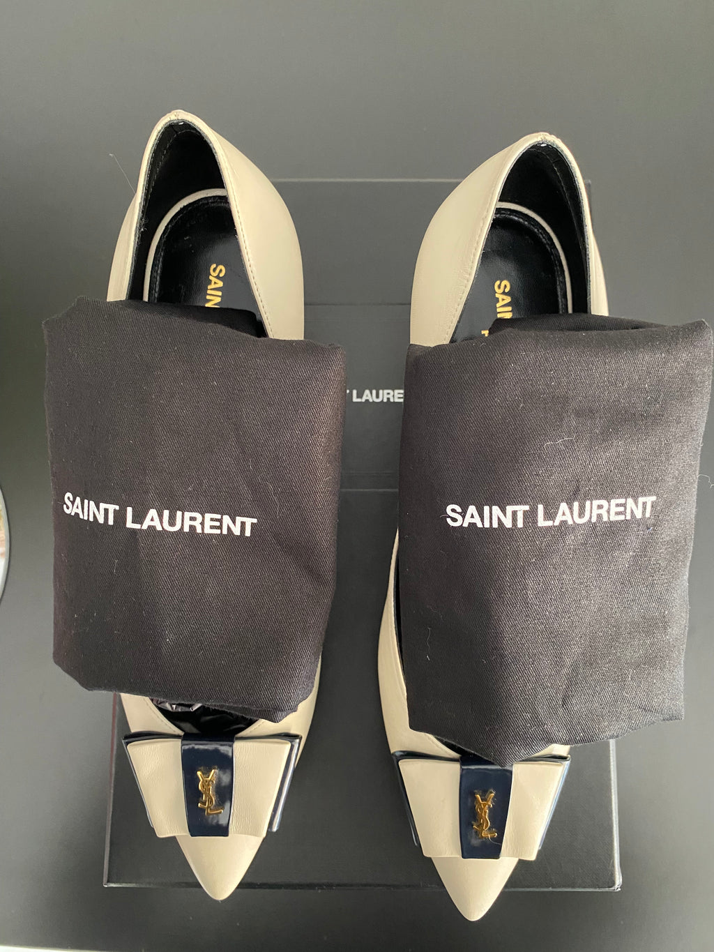 Saint Laurent Anaïs Bow Smooth Leather Pumps in Pelle Avorio – 40