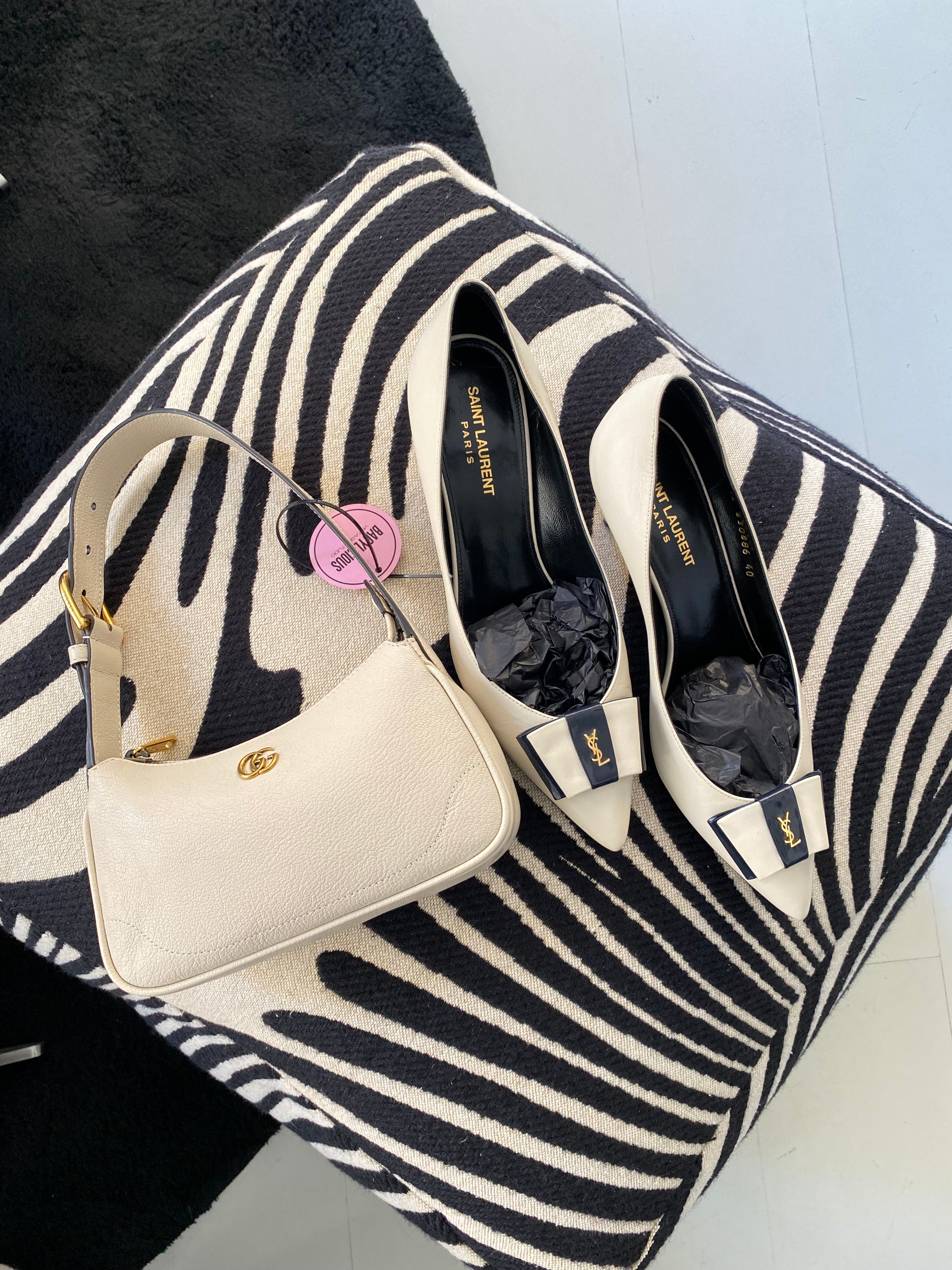 Saint Laurent Anaïs Bow Smooth Leather Pumps in Pelle Avorio – 40
