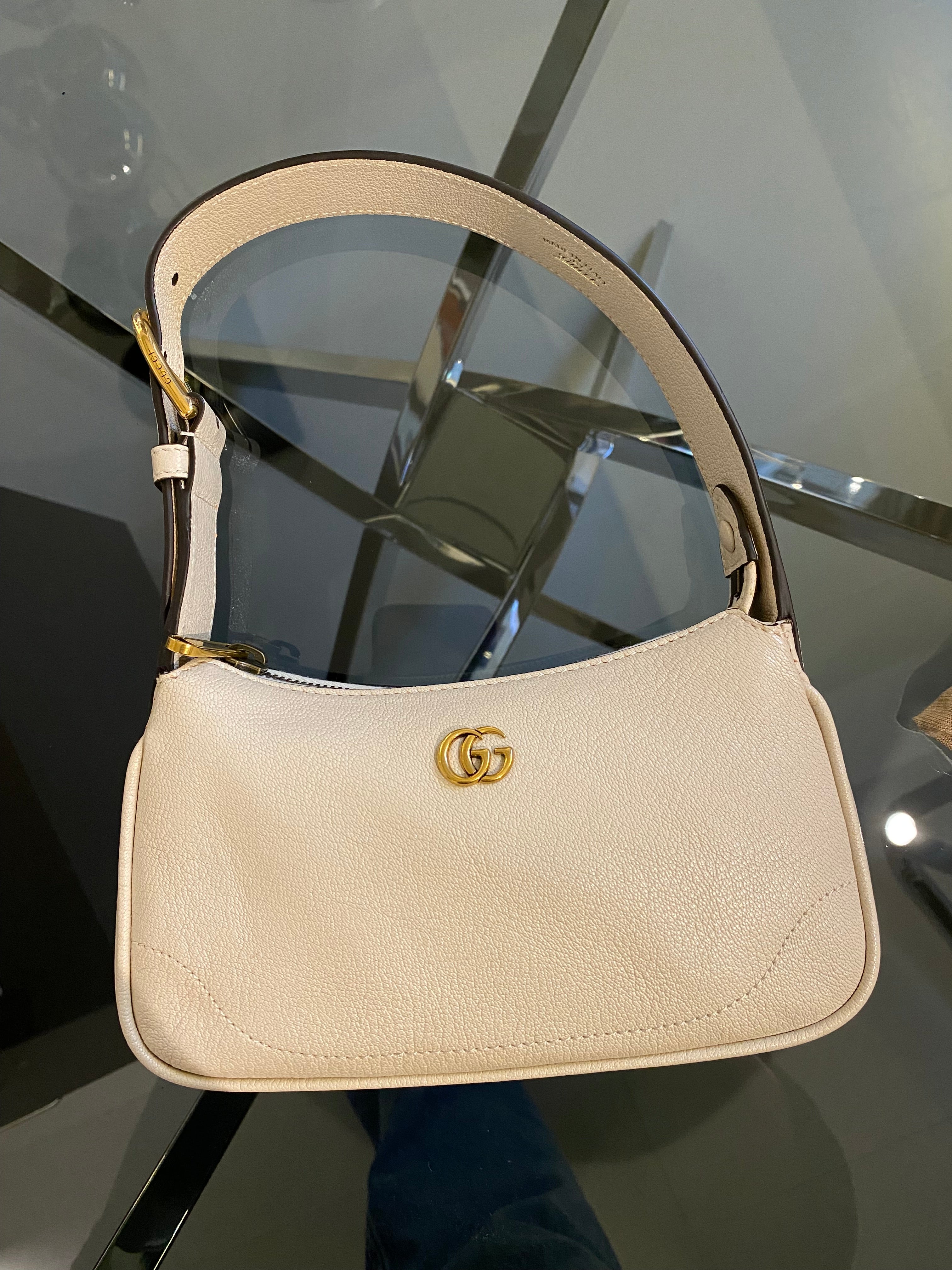 Gucci Aphrodite Small Leather Shoulder Bag in pelle martellata color crema