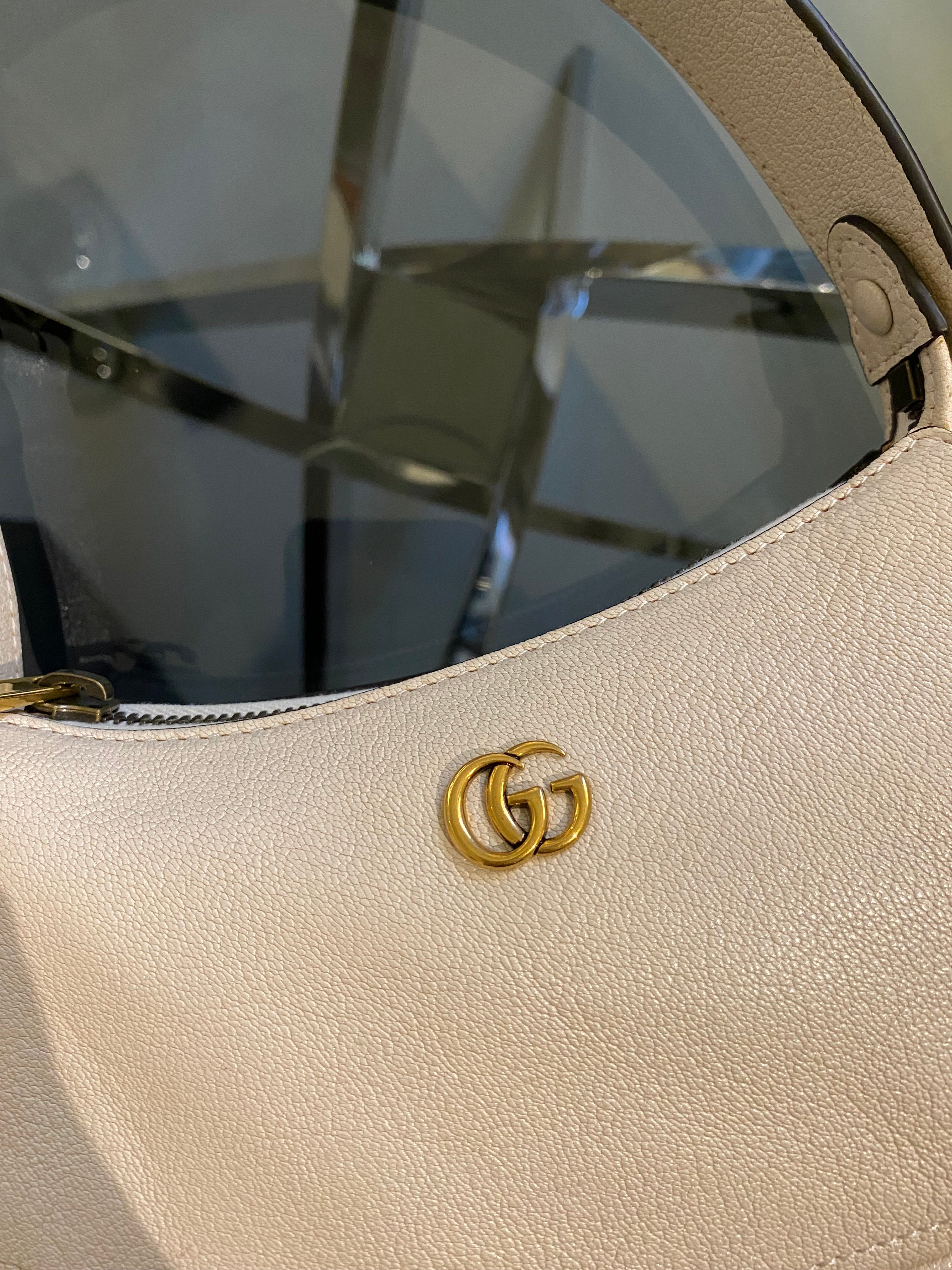 Gucci Aphrodite Small Leather Shoulder Bag in pelle martellata color crema