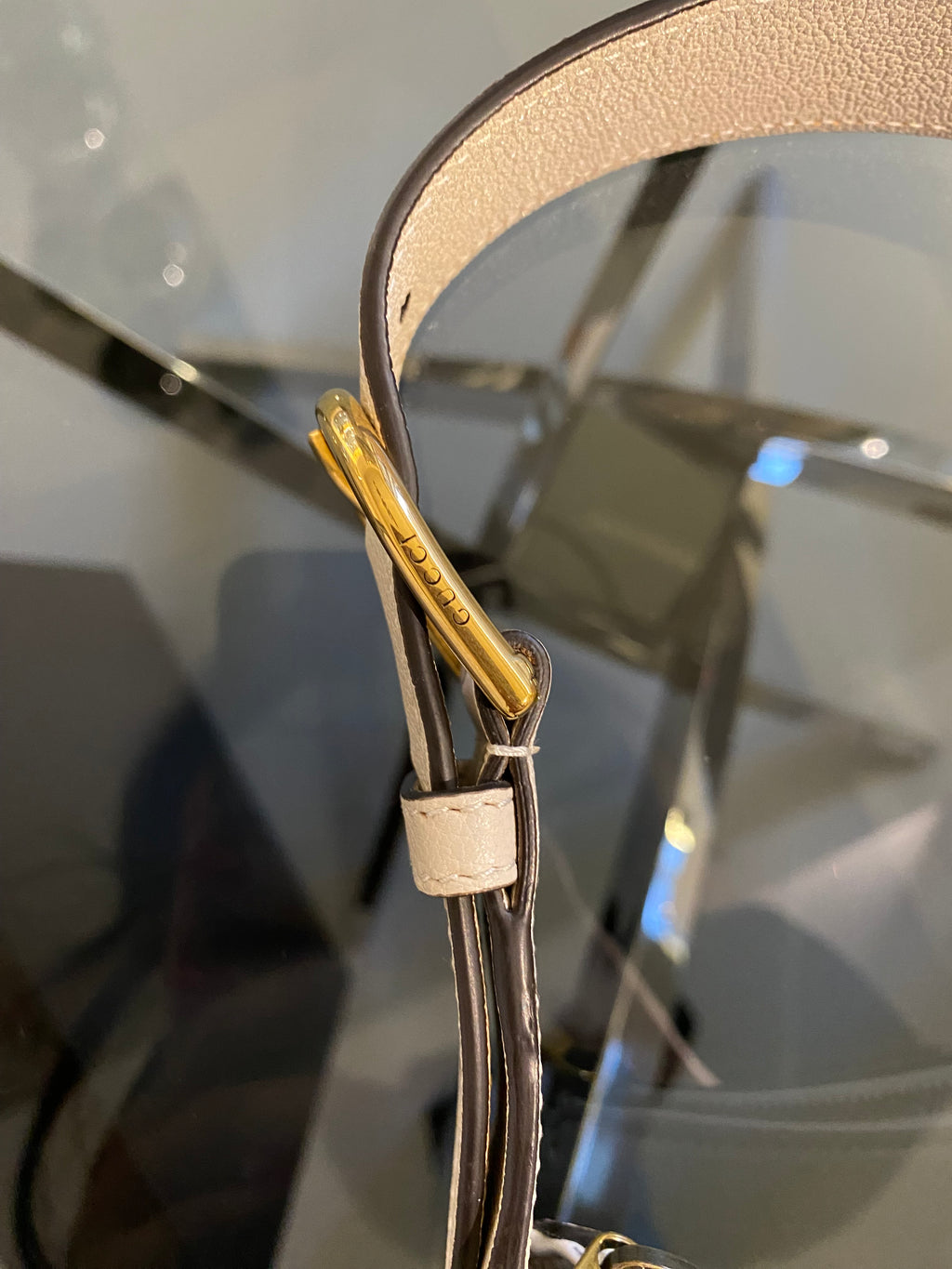 Gucci Aphrodite Small Leather Shoulder Bag in pelle martellata color crema
