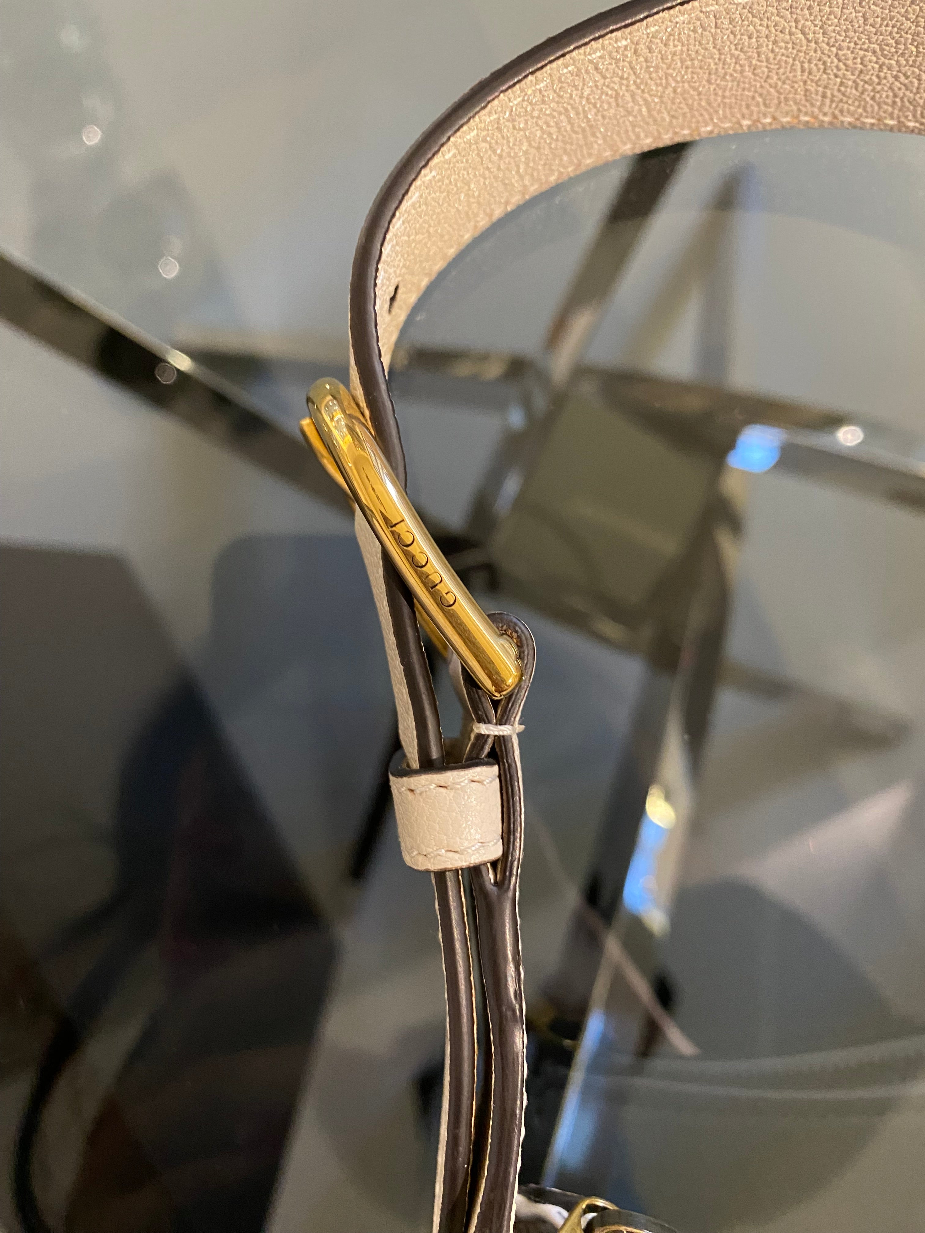 Gucci Aphrodite Small Leather Shoulder Bag in pelle martellata color crema