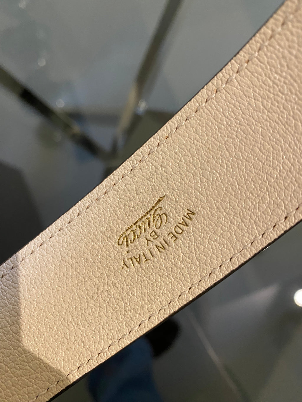Gucci Aphrodite Small Leather Shoulder Bag in pelle martellata color crema