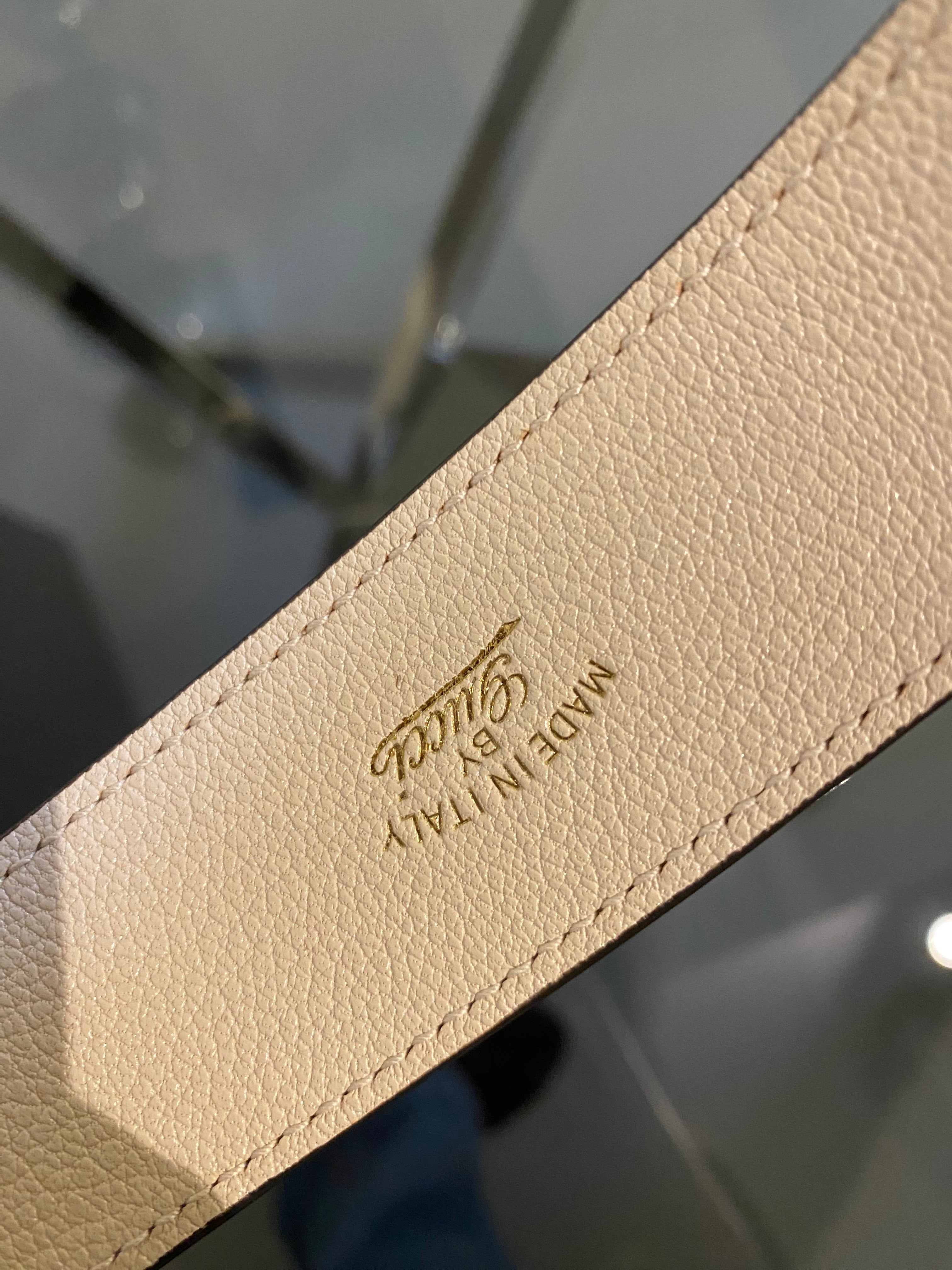 Gucci Aphrodite Small Leather Shoulder Bag in pelle martellata color crema