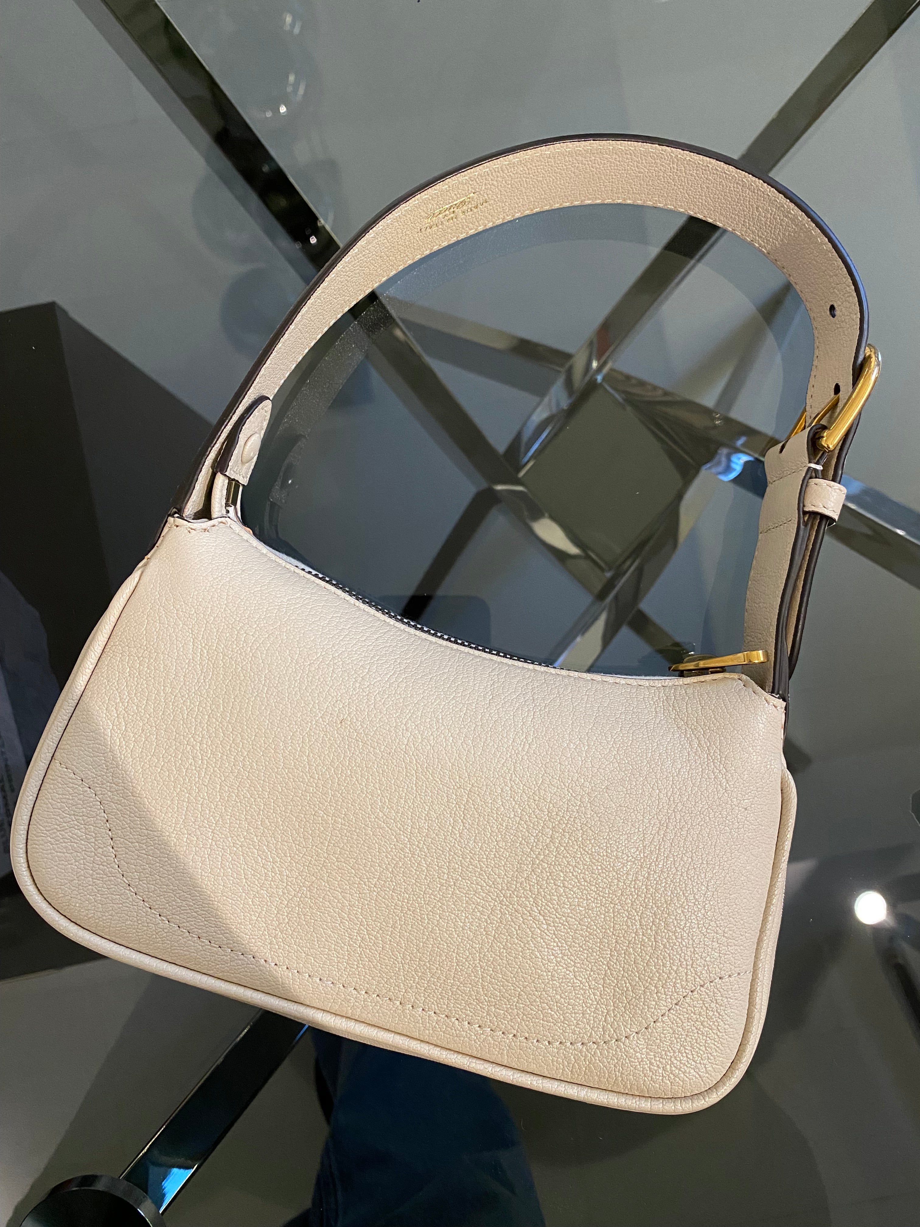 Gucci Aphrodite Small Leather Shoulder Bag in pelle martellata color crema