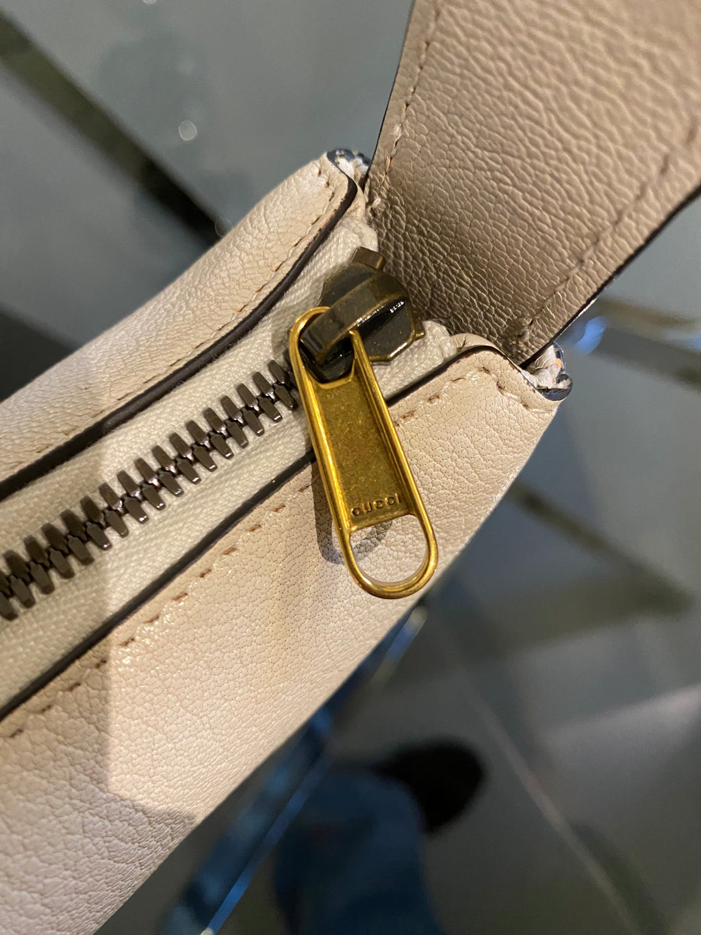 Gucci Aphrodite Small Leather Shoulder Bag in pelle martellata color crema
