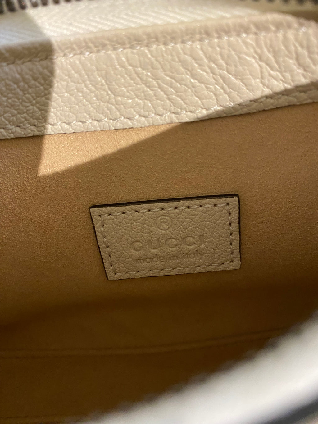 Gucci Aphrodite Small Leather Shoulder Bag in pelle martellata color crema