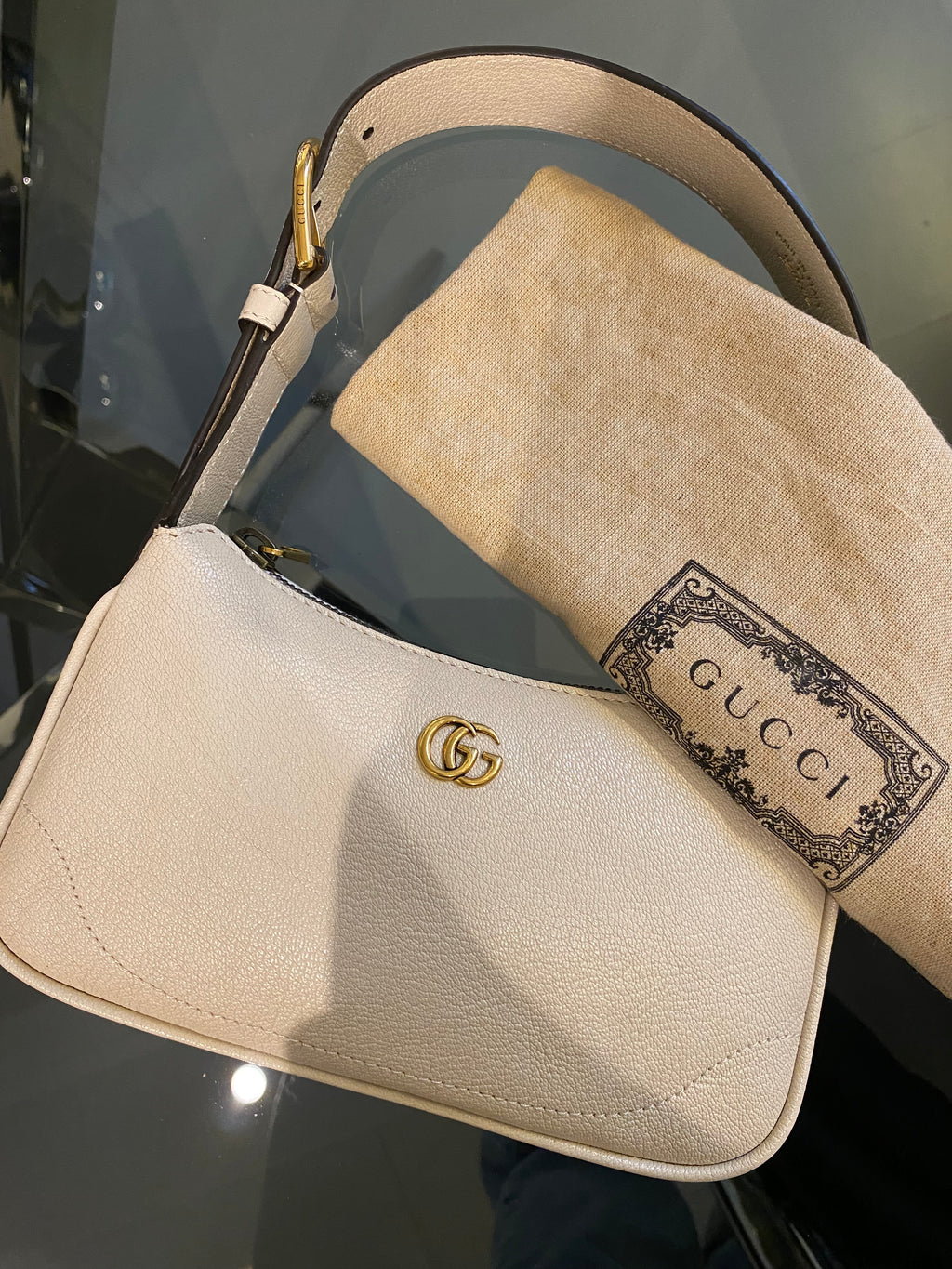 Gucci Aphrodite Small Leather Shoulder Bag in pelle martellata color crema