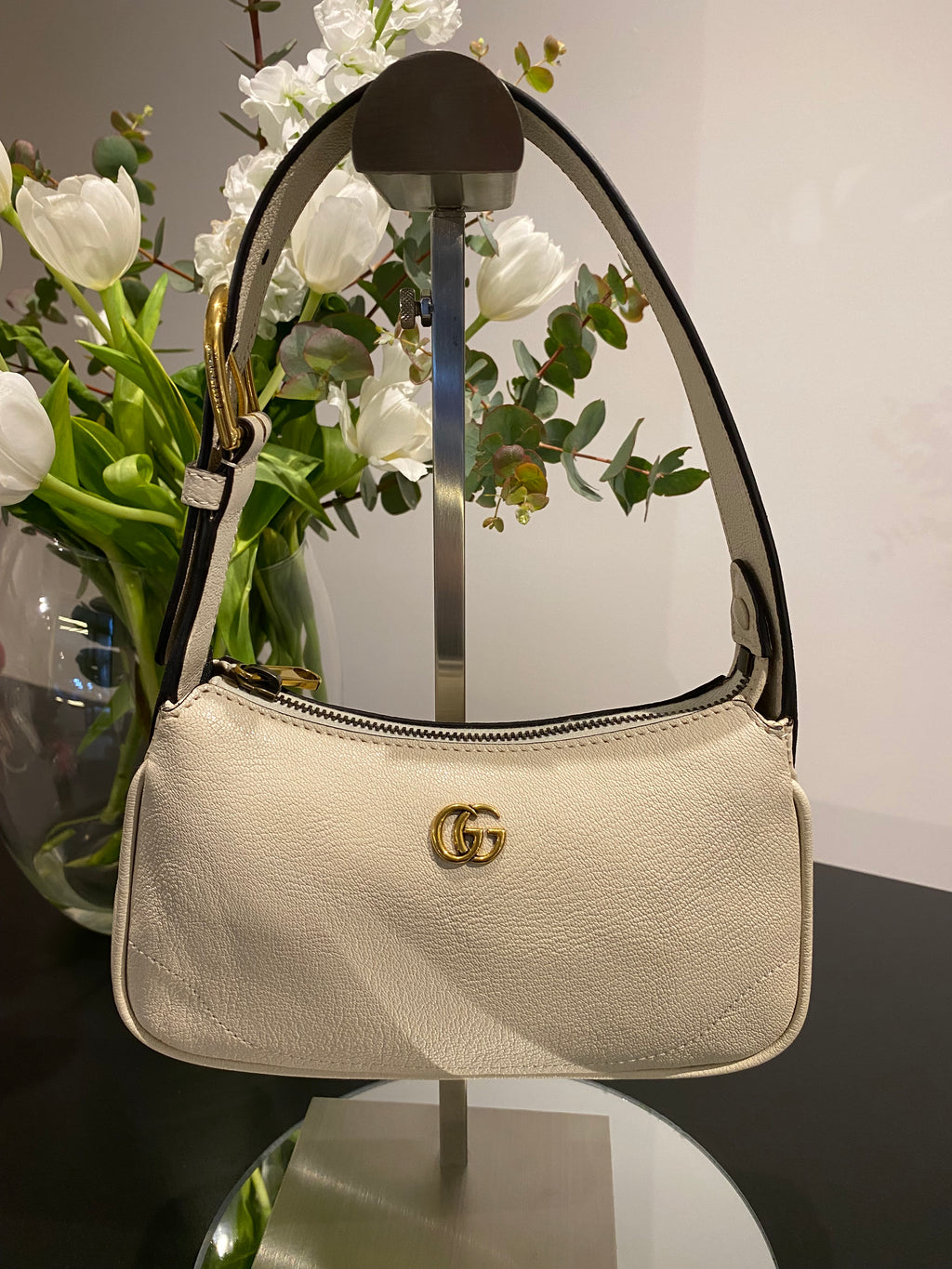 Gucci Aphrodite Small Leather Shoulder Bag in pelle martellata color crema