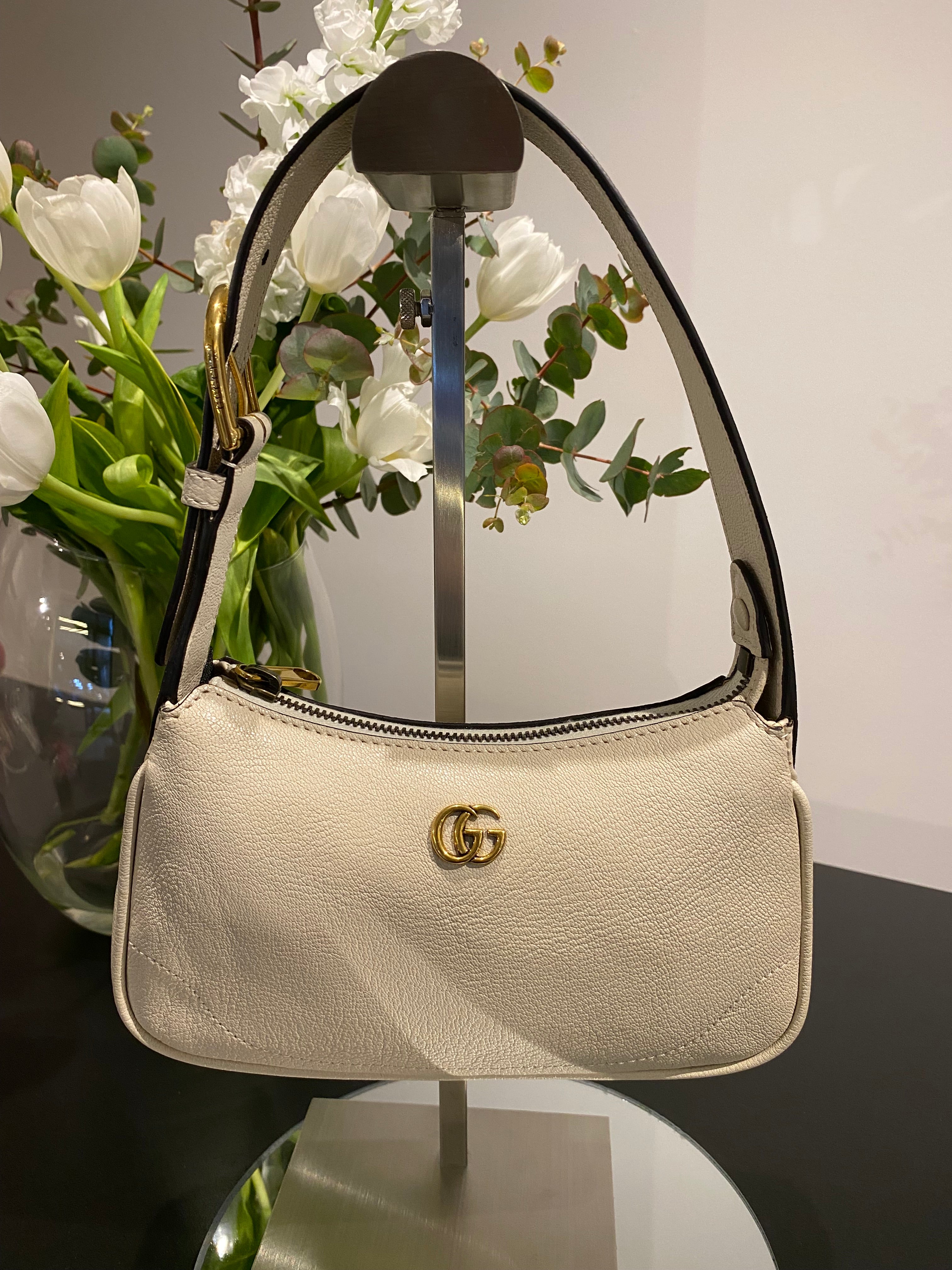 Gucci Aphrodite Small Leather Shoulder Bag in pelle martellata color crema