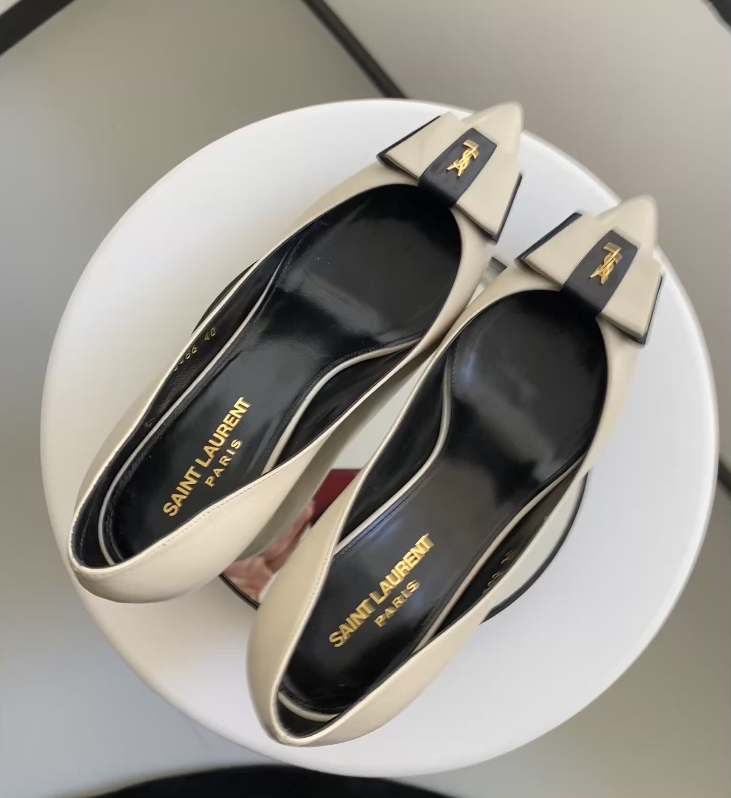 Saint Laurent Anaïs Bow Smooth Leather Pumps in Pelle Avorio – 40